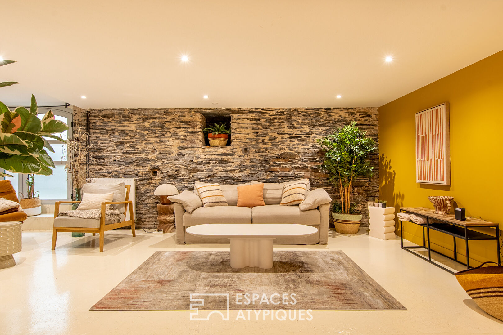 XXL Triplex Loft with Landscaped Courtyard and Parking