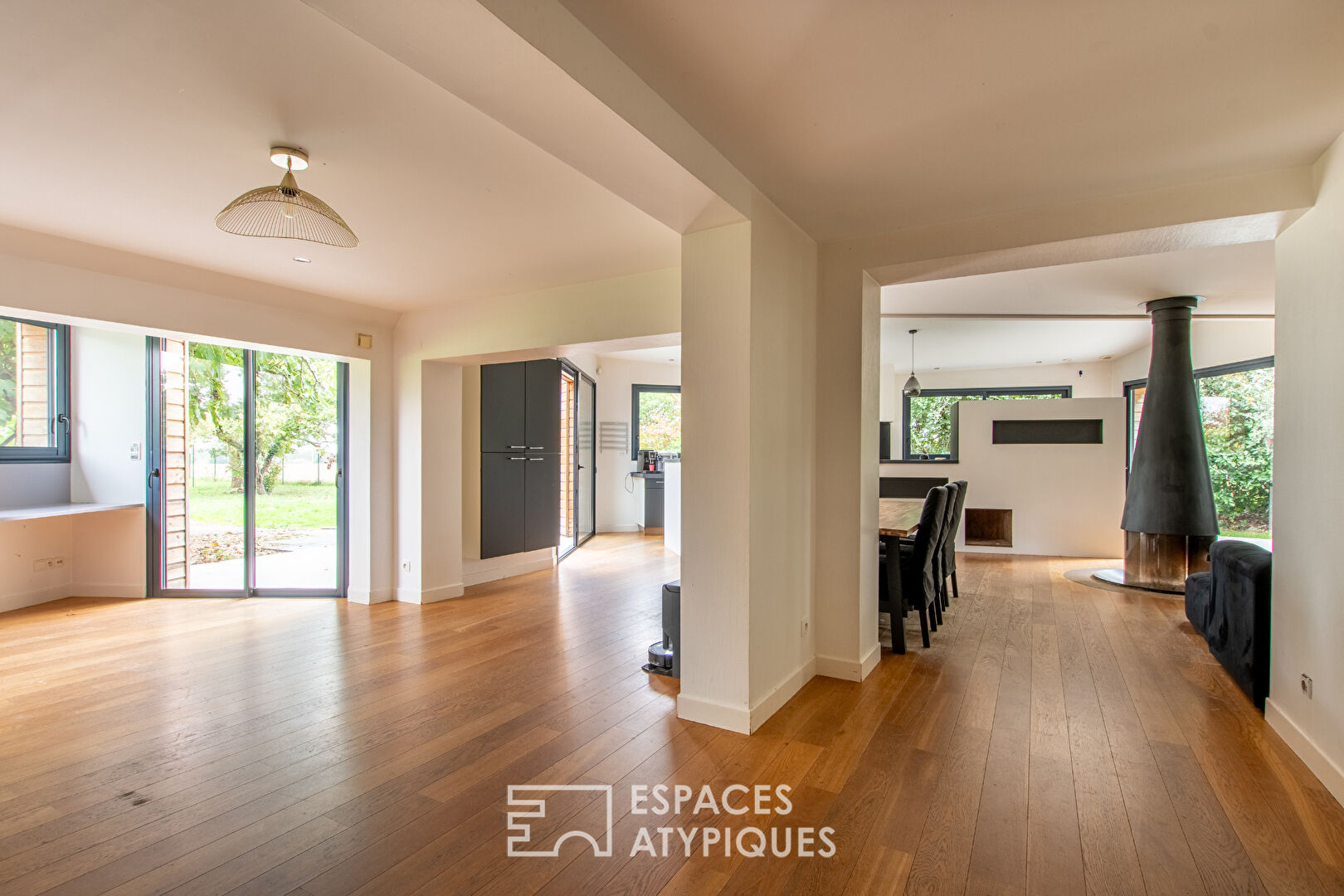 Maison Familiale et son jardin verdoyant