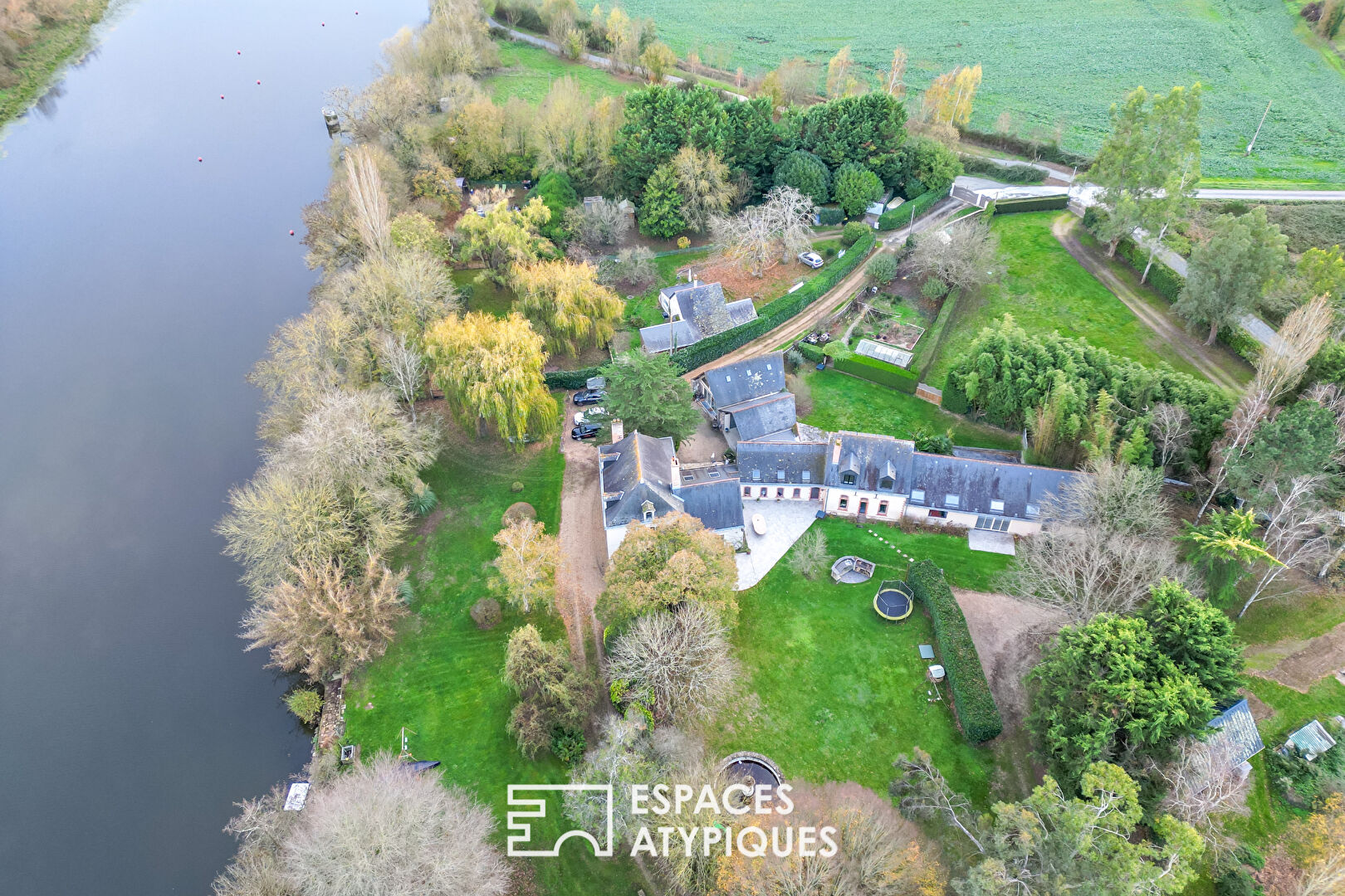 Property with private riverbank on the Mayenne, spanning over 3 hectares