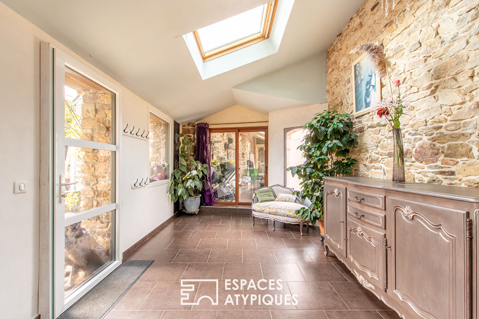 Property with private riverbank on the Mayenne, spanning over 3 hectares