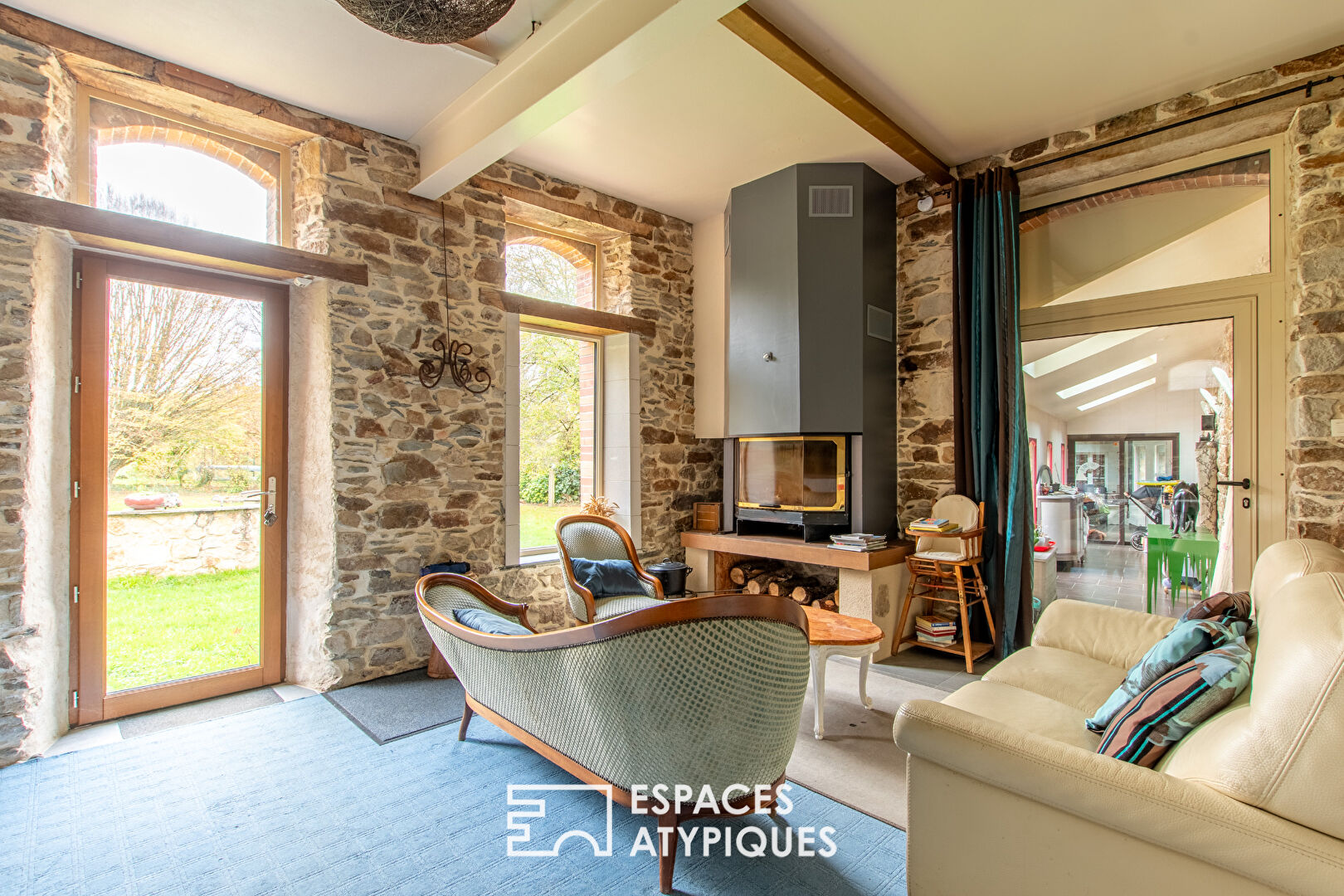 Property with private riverbank on the Mayenne, spanning over 3 hectares