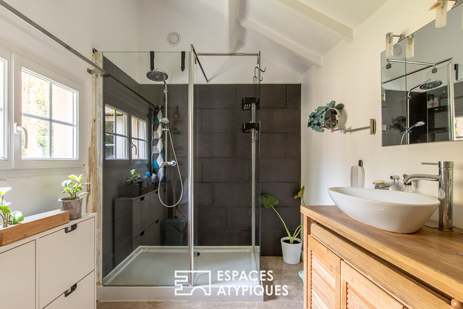 Property with private riverbank on the Mayenne, spanning over 3 hectares