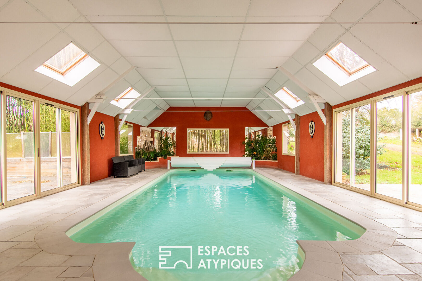 Property with private riverbank on the Mayenne, spanning over 3 hectares