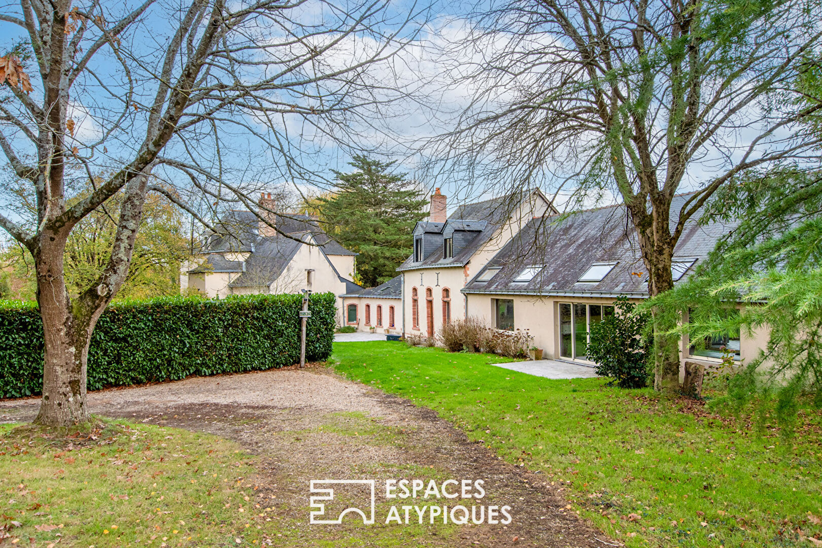 Property with private riverbank on the Mayenne, spanning over 3 hectares