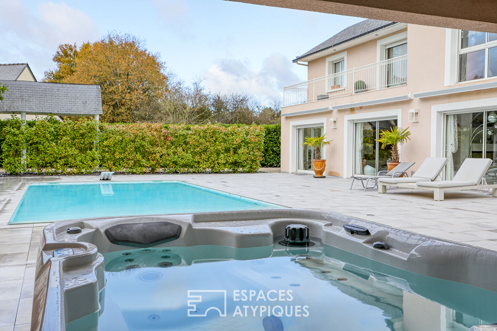 Villa contemporaine avec piscine & spa : l’élégance d’une vie dedans-dehors, au coeur de Pruniers