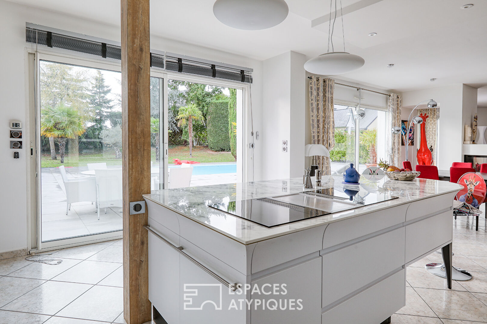 Villa contemporaine avec piscine & spa : l’élégance d’une vie dedans-dehors, au coeur de Pruniers