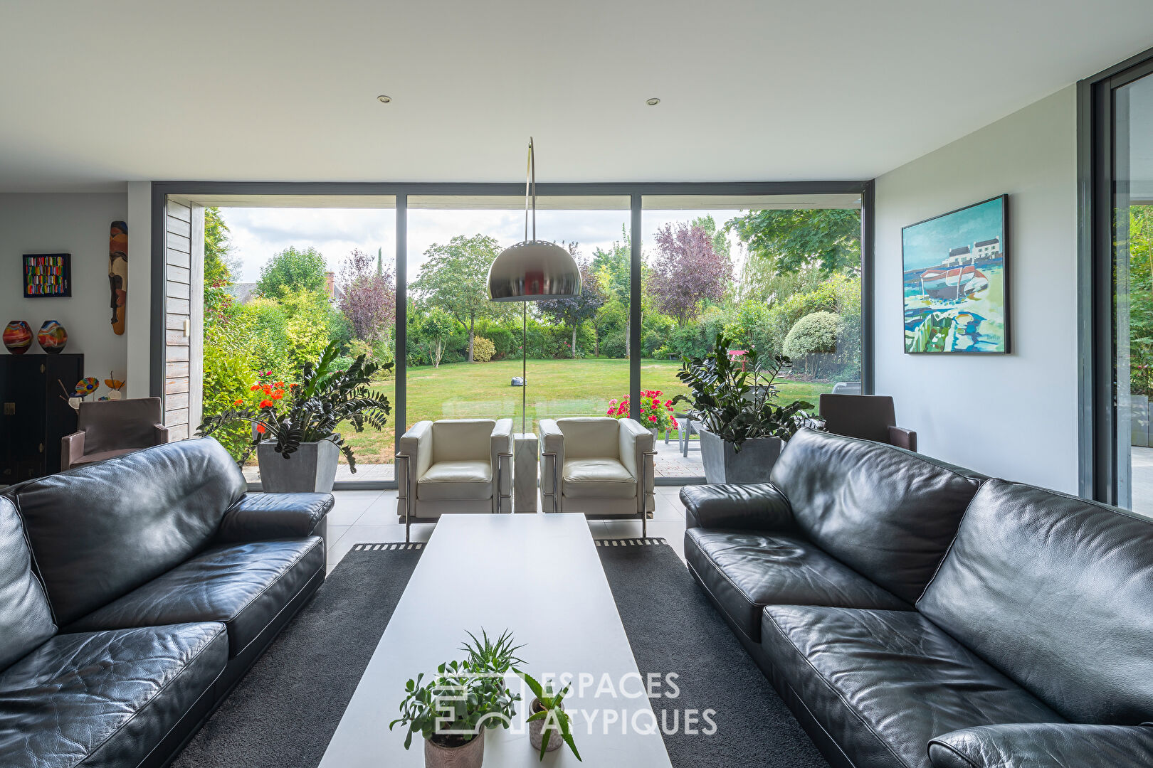 Discrète maison d&rsquo;architecte au coeur des vignobles