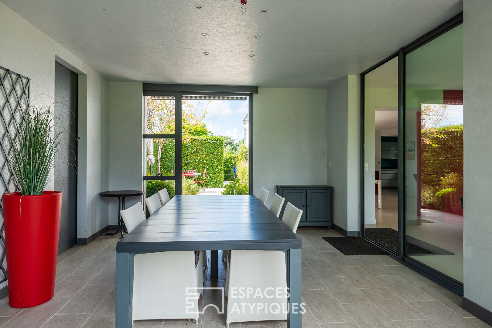 Discrète maison d&rsquo;architecte au coeur des vignobles