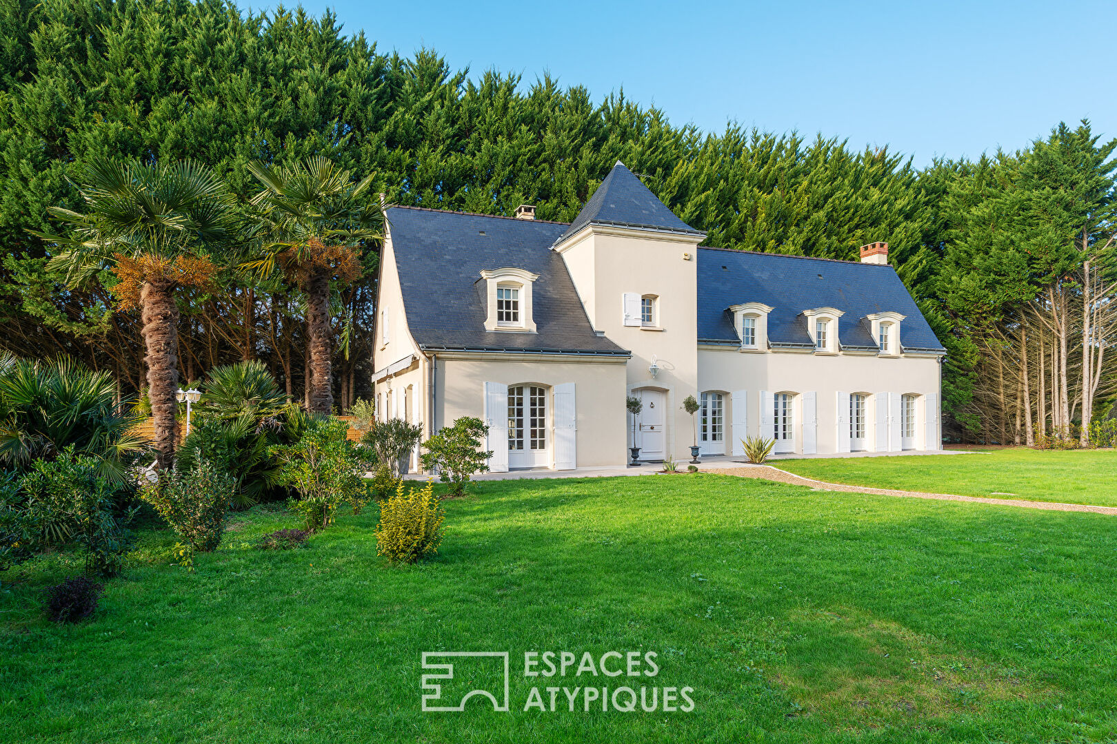 Charming property with swimming pool and landscaped grounds