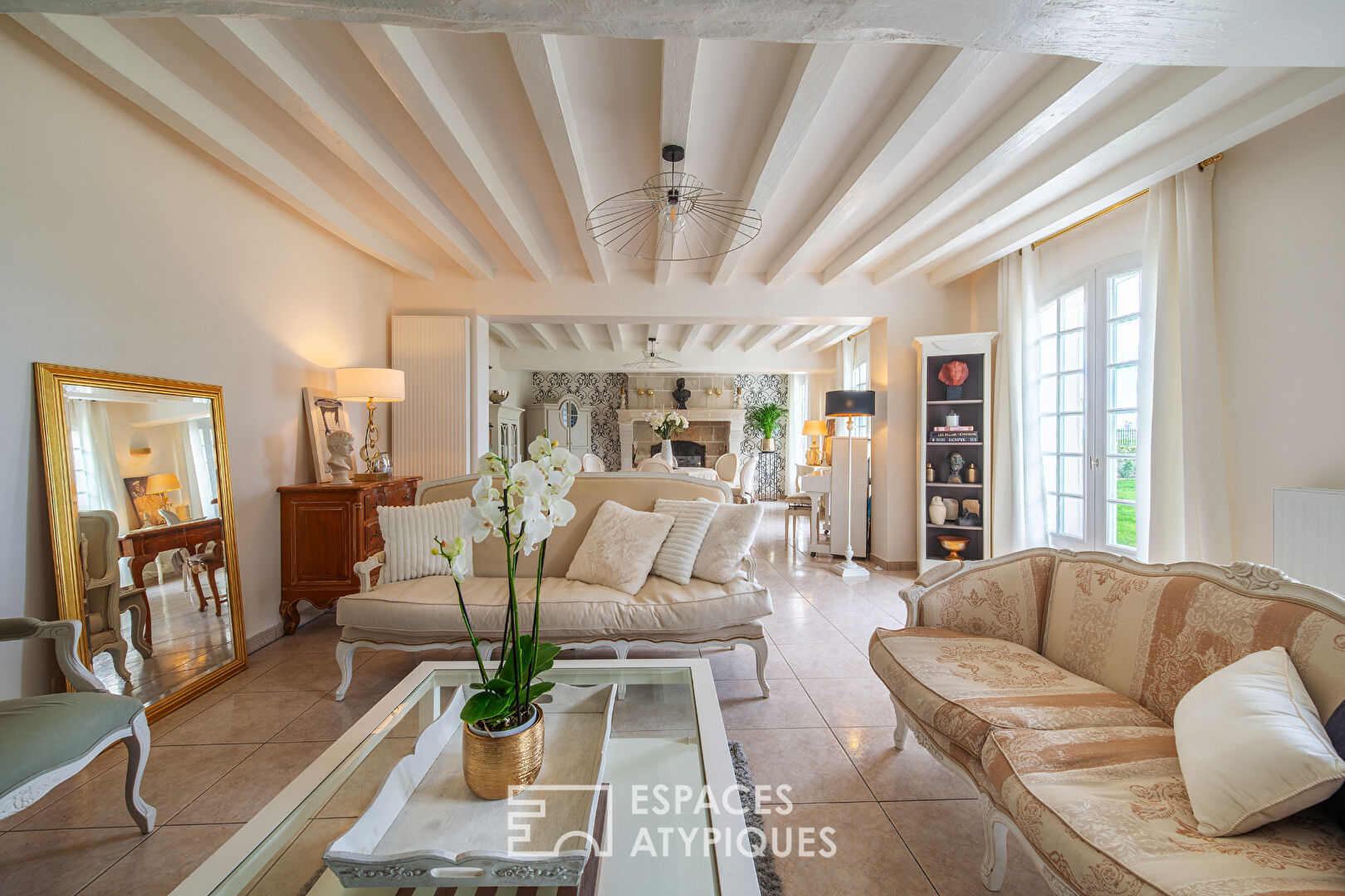 Charming property with swimming pool and landscaped grounds