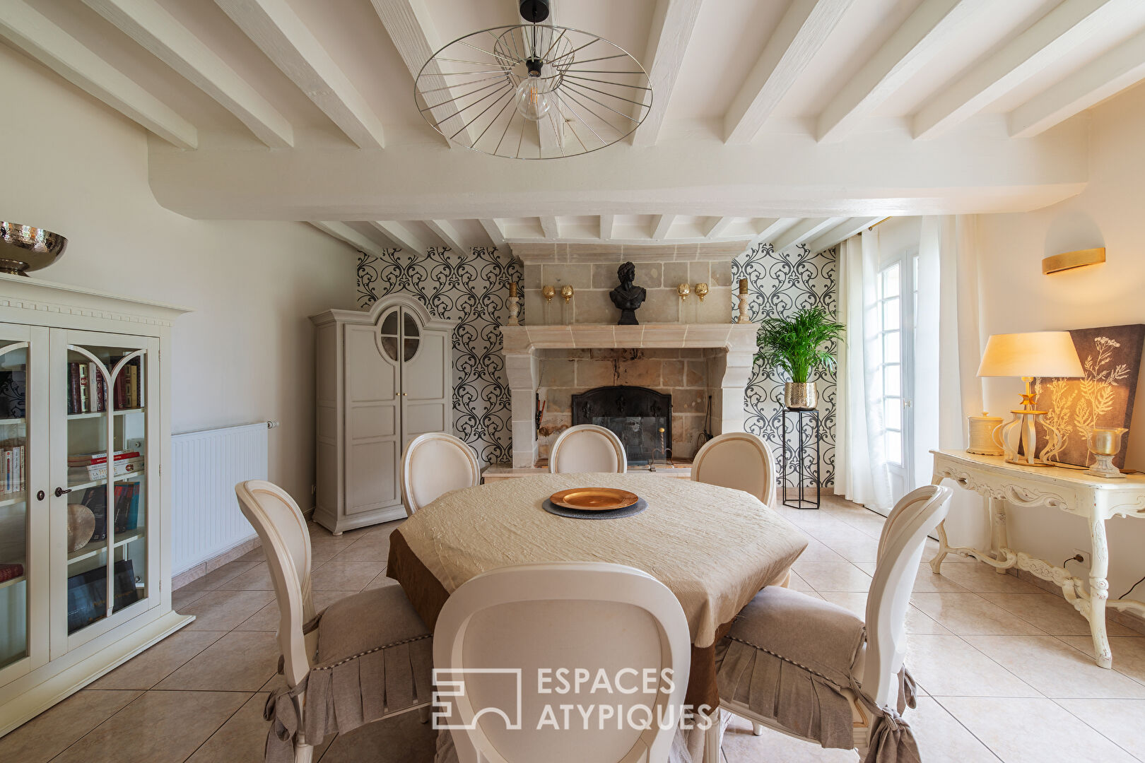 Charming property with swimming pool and landscaped grounds