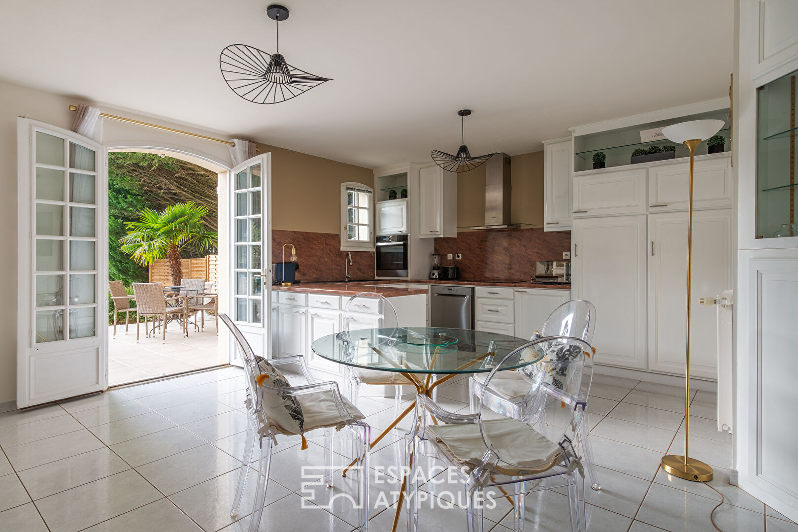 Charming property with swimming pool and landscaped grounds