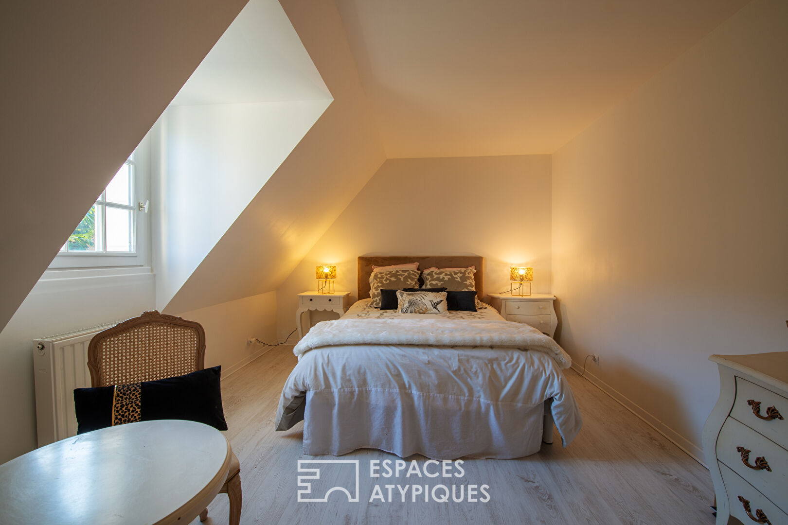 Charming property with swimming pool and landscaped grounds