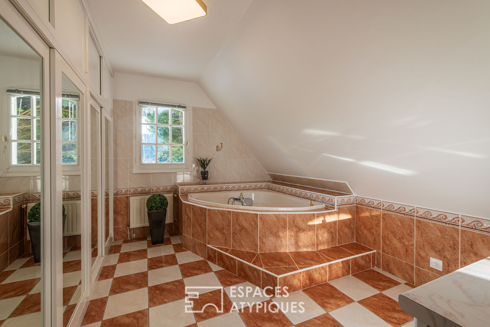 Charming property with swimming pool and landscaped grounds