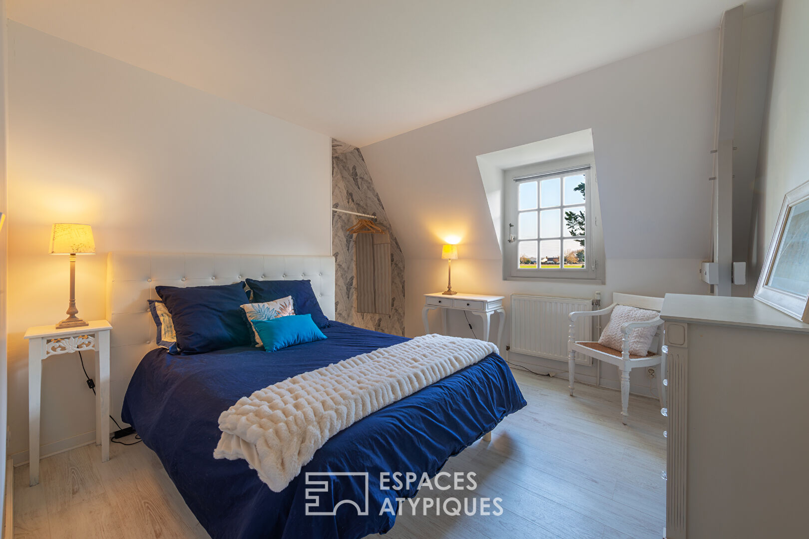 Charming property with swimming pool and landscaped grounds