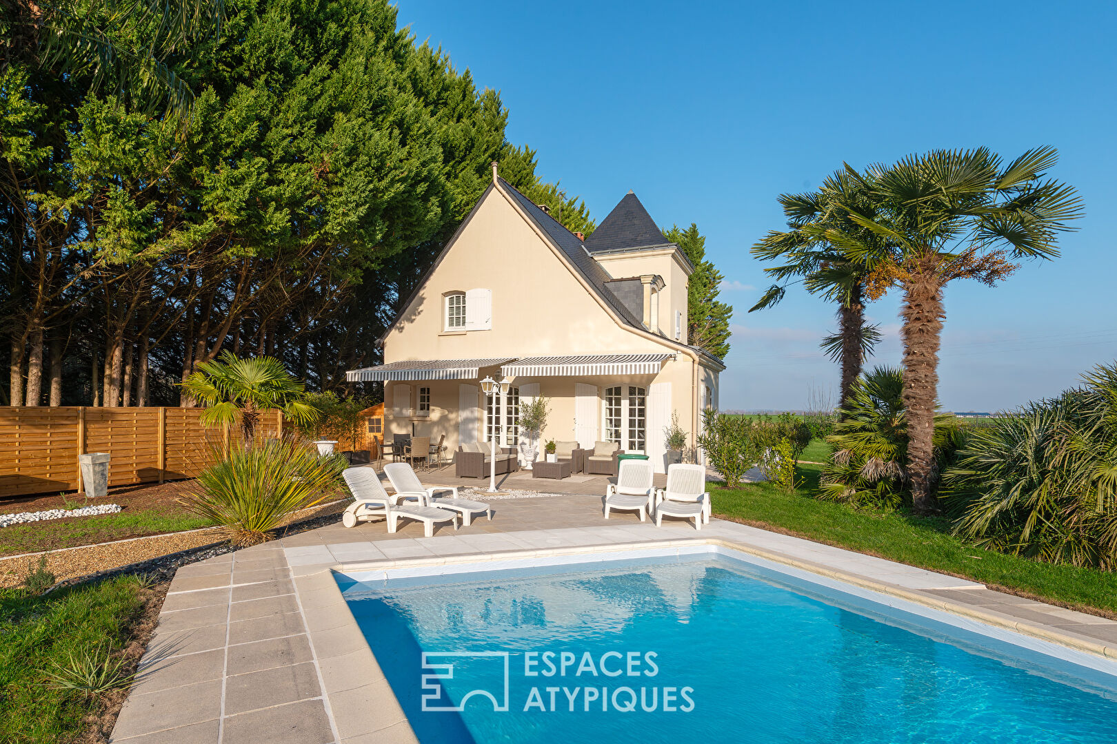 Charming property with swimming pool and landscaped grounds