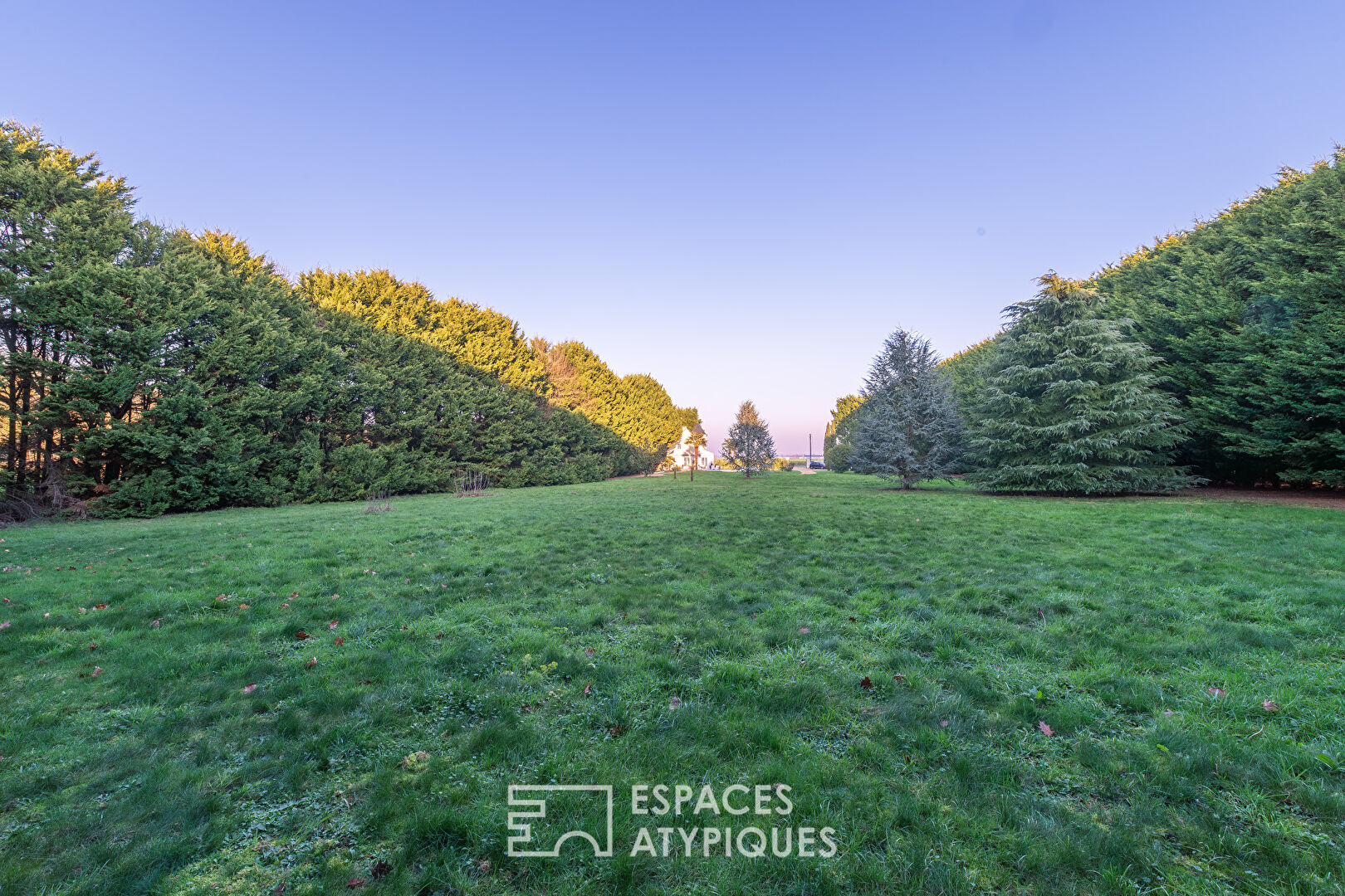 Charming property with swimming pool and landscaped grounds