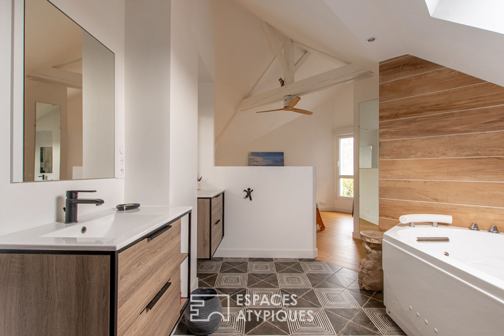 Maison d&rsquo;architecte avec piscine dans environnement privilégié