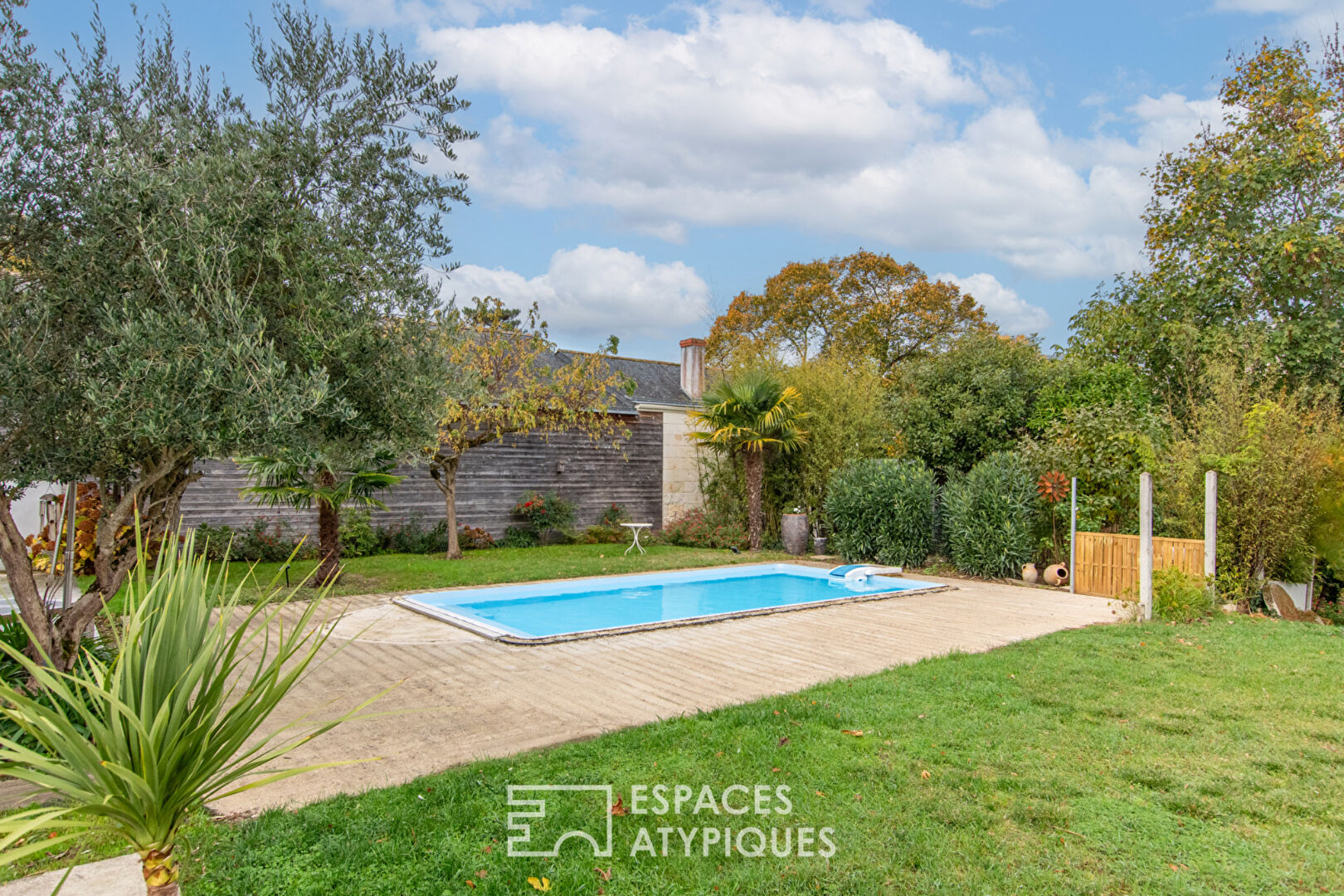 Maison d&rsquo;architecte avec piscine dans environnement privilégié
