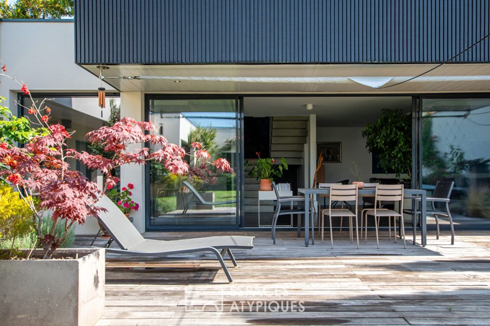 Discrète maison d'architecte avec piscine