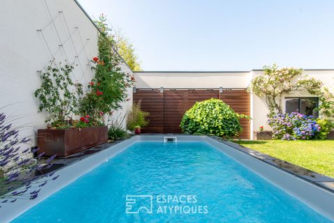 Discrète maison d’architecte avec piscine