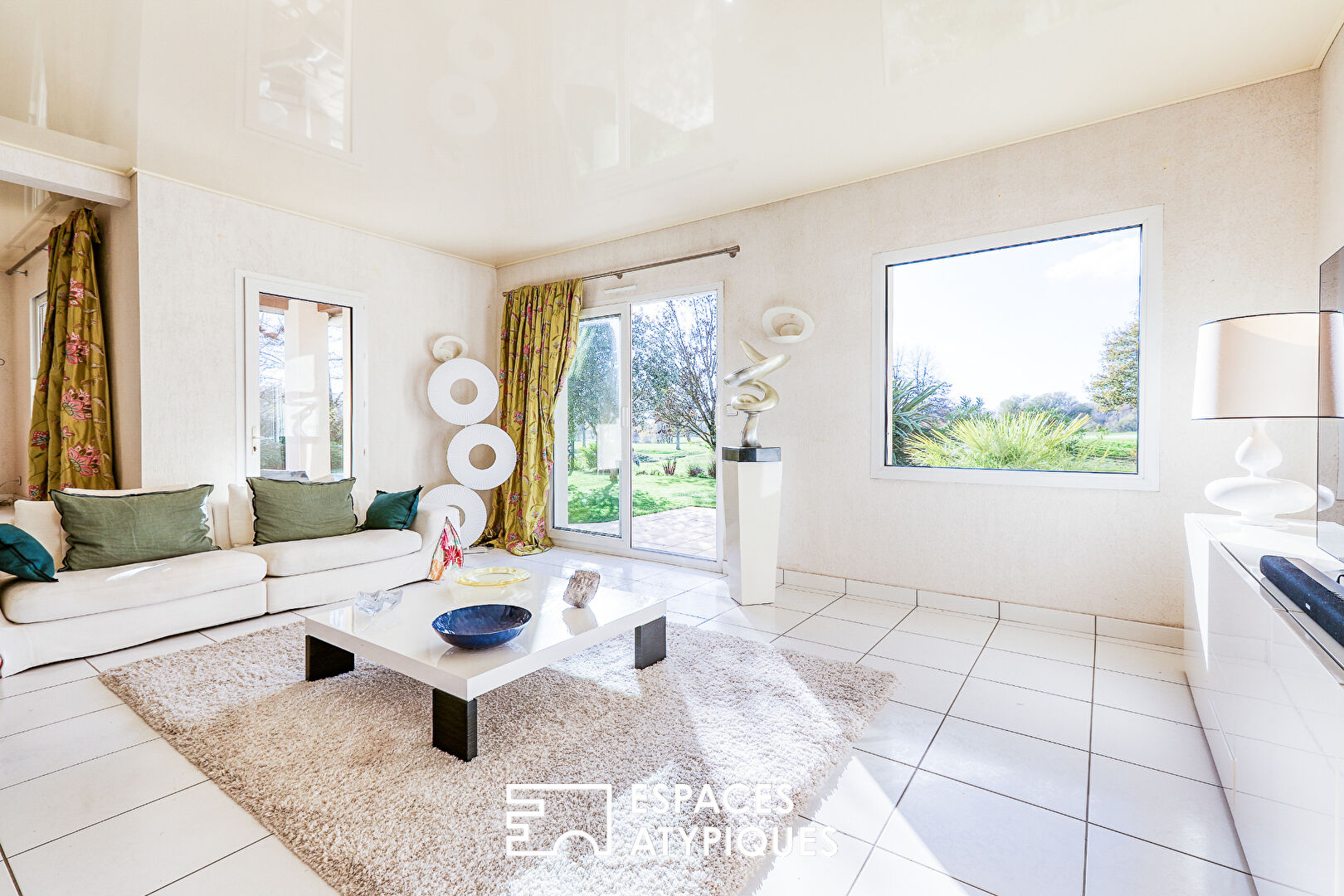 Architect-designed house with panoramic views