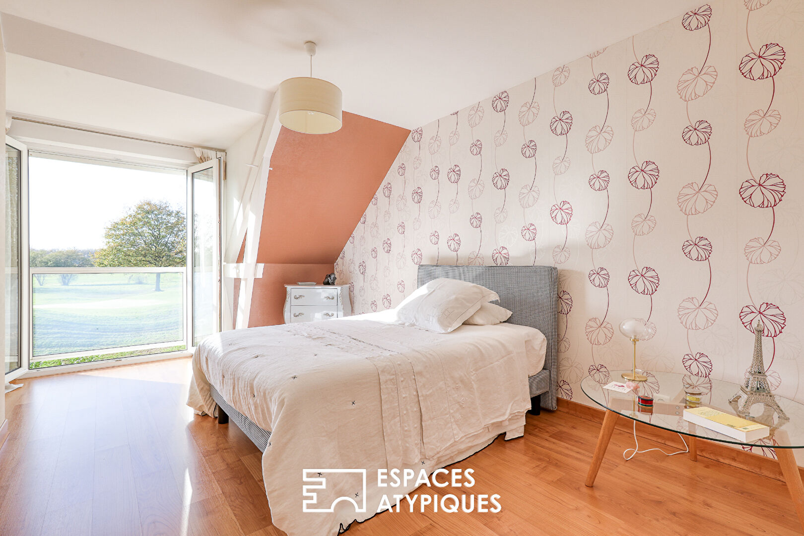 Architect-designed house with panoramic views