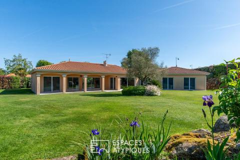 Lumineuse maison de plain-pied dans un écrin de verdure