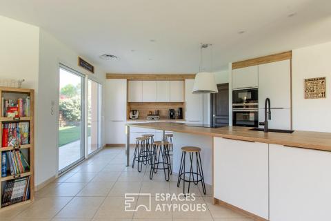 Lumineuse maison de plain-pied dans un écrin de verdure