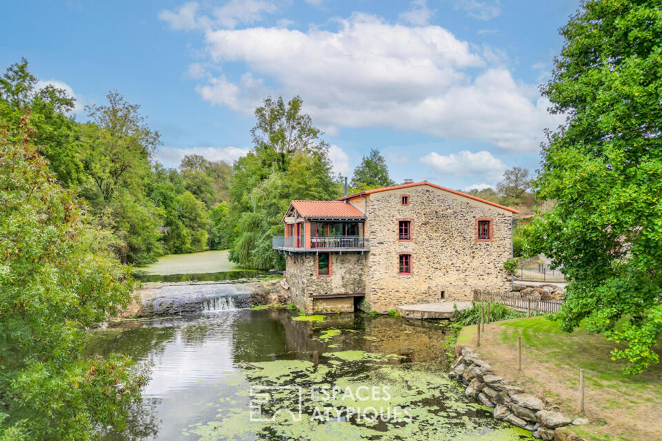 Ancien moulin rénové au bord de l'Evre