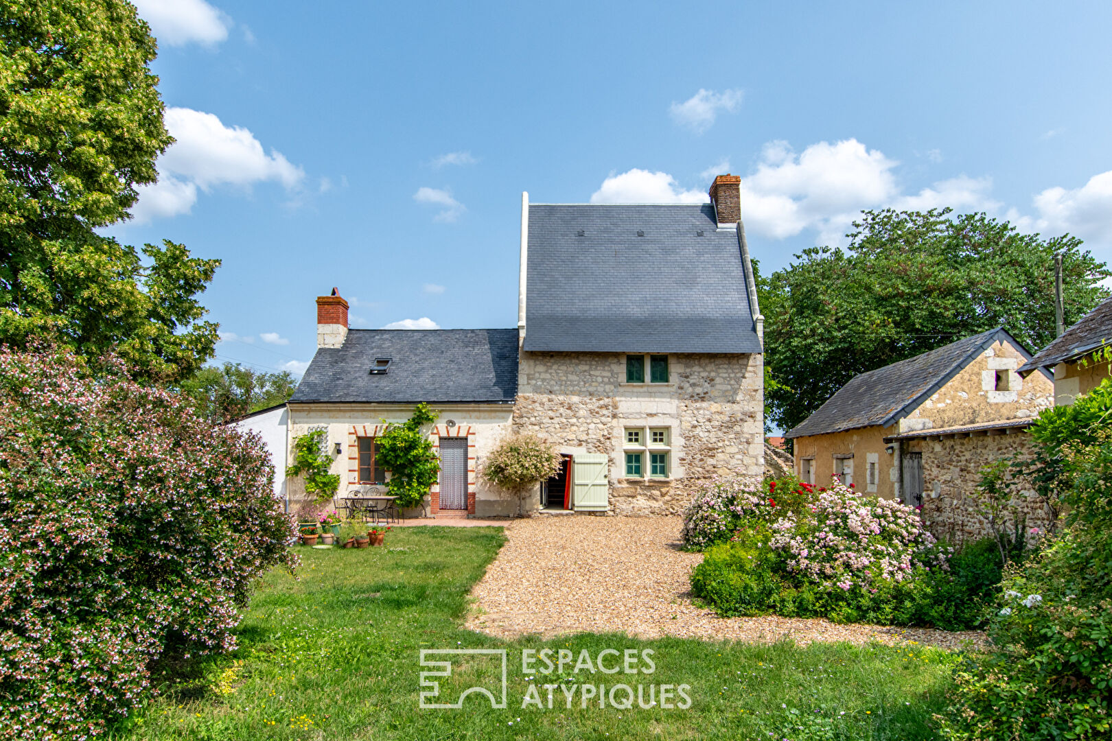 Logis de caractère au cadre verdoyant