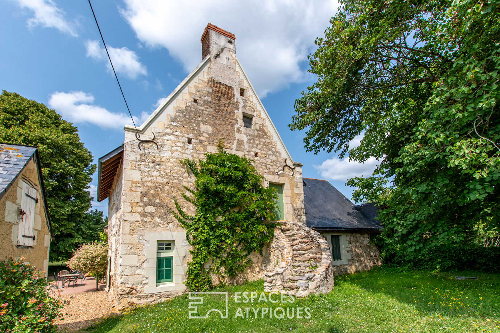 Logis de caractère au cadre verdoyant