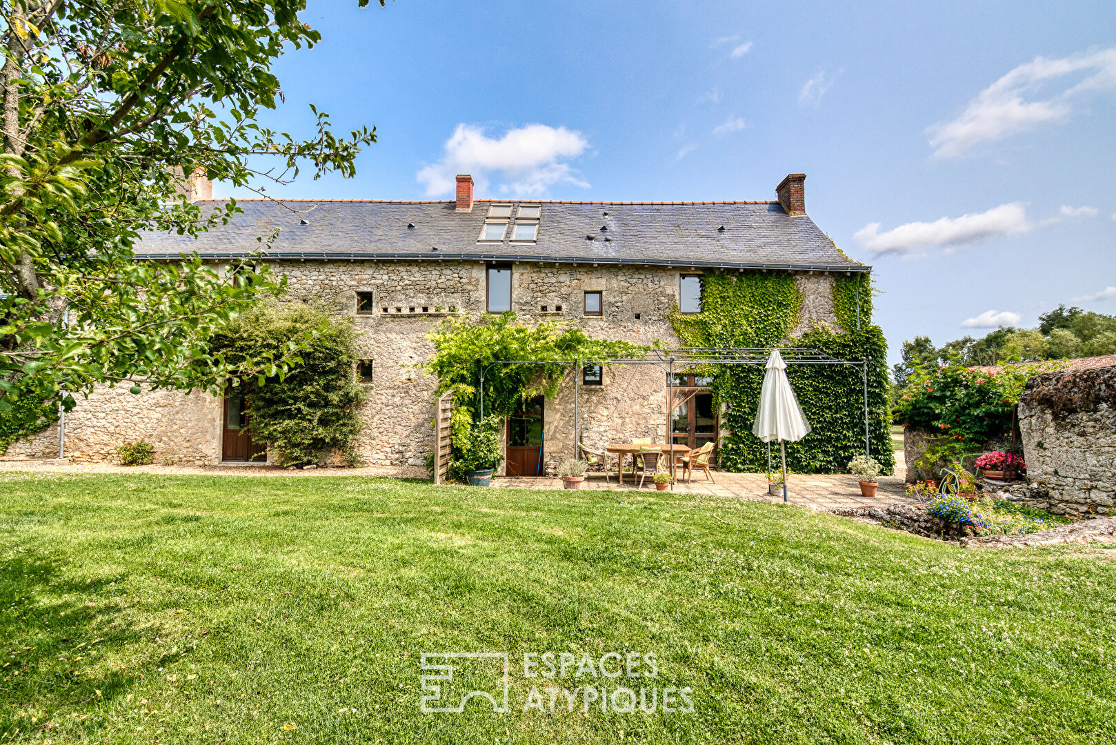 Seigneurie du XVe siècle avec dépendances et cadre verdoyant