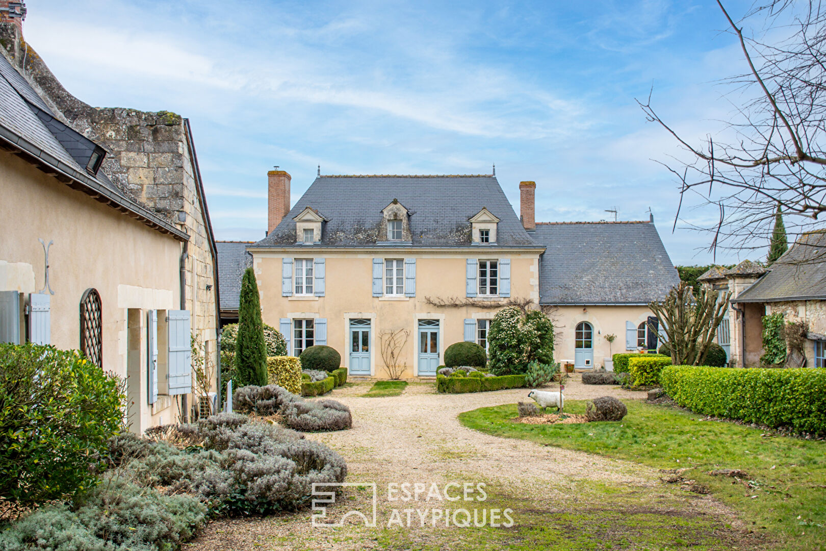 Mansion with timeless charm and its outbuildings