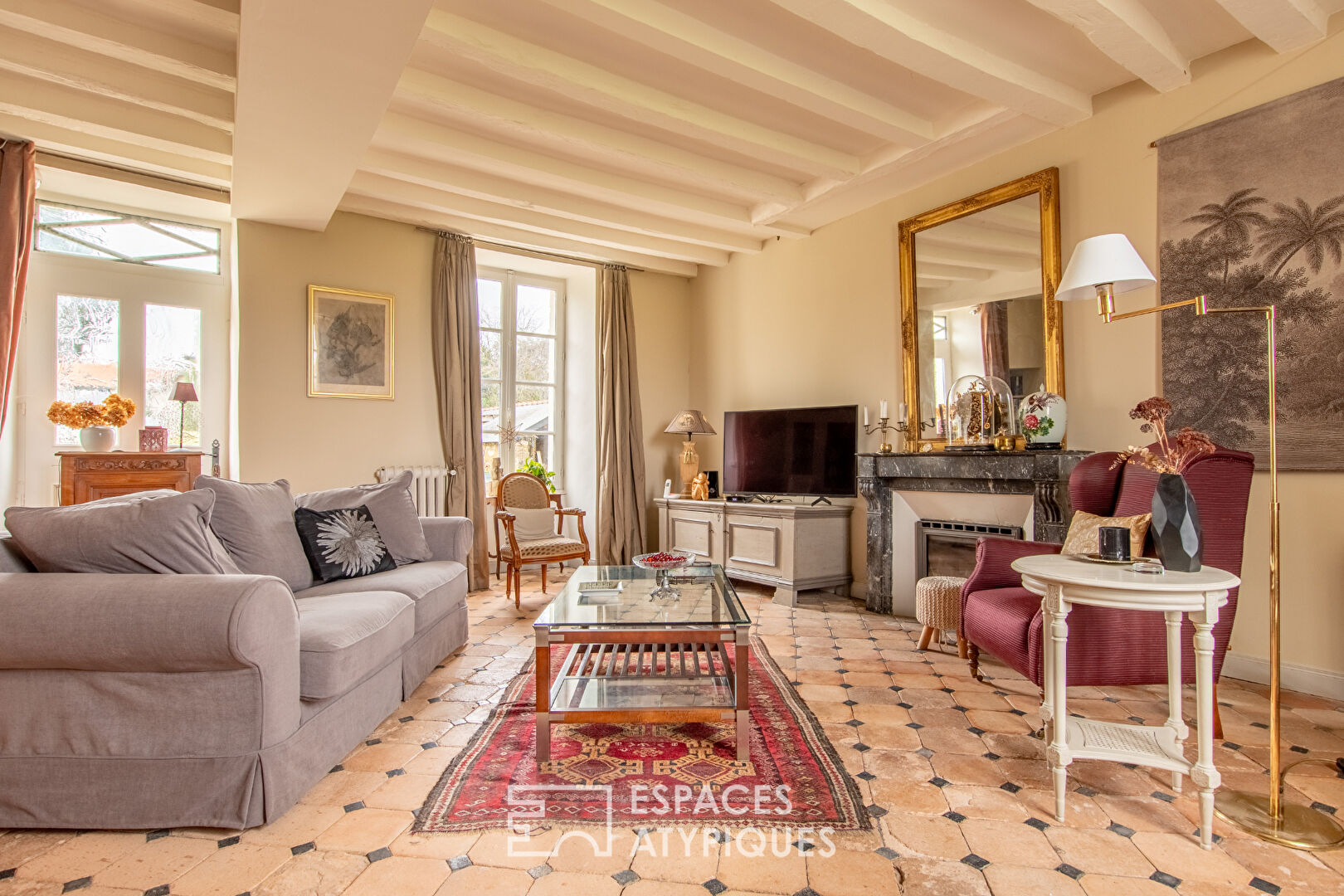 Mansion with timeless charm and its outbuildings
