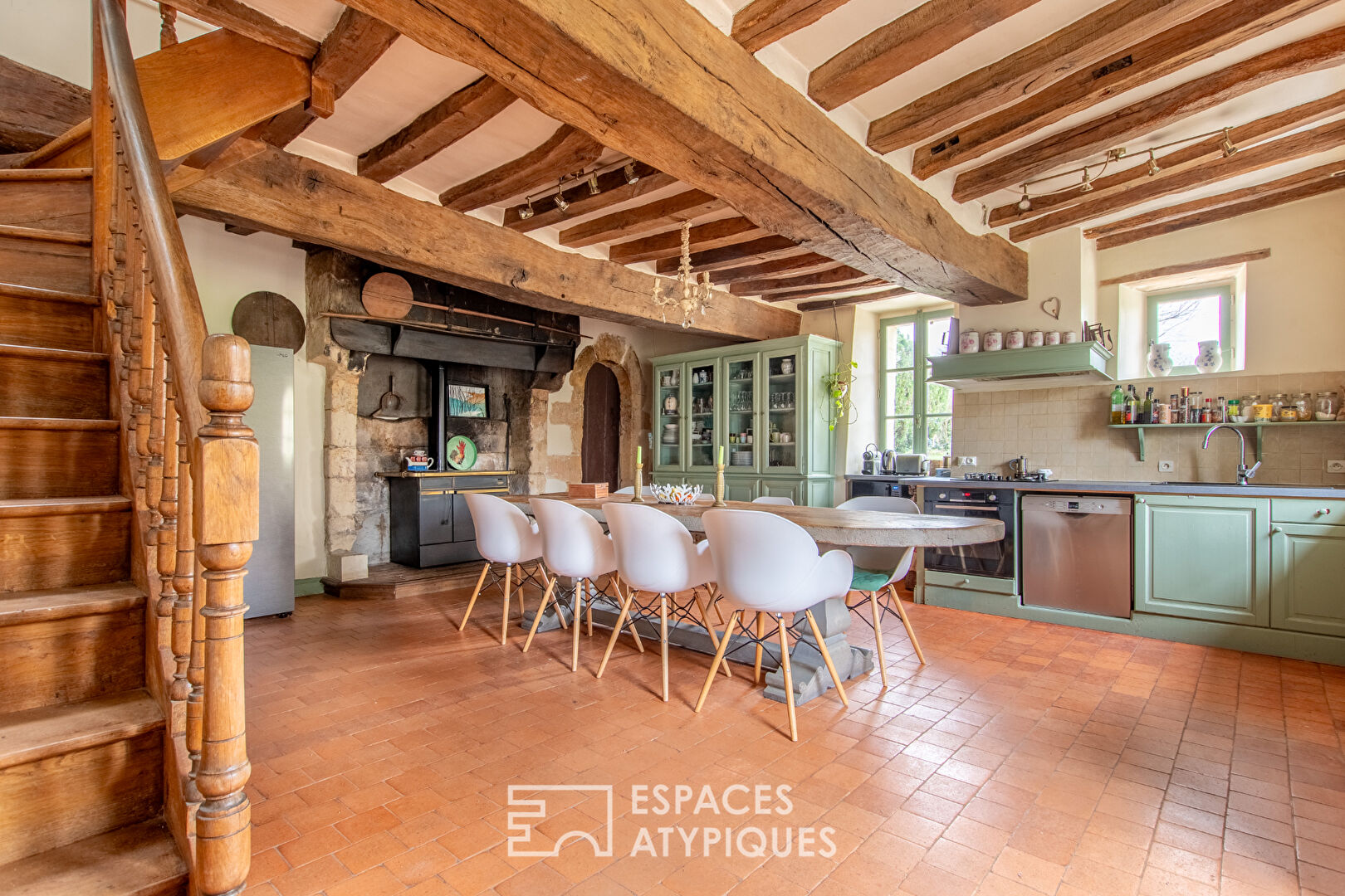 Mansion with timeless charm and its outbuildings