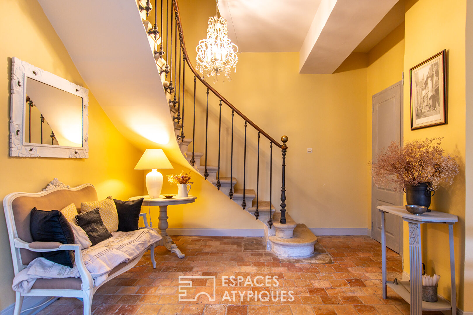 Mansion with timeless charm and its outbuildings