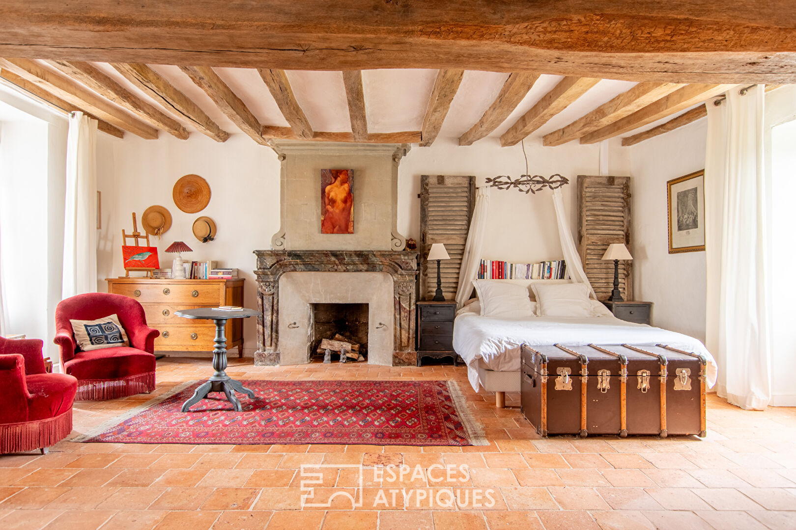 Mansion with timeless charm and its outbuildings