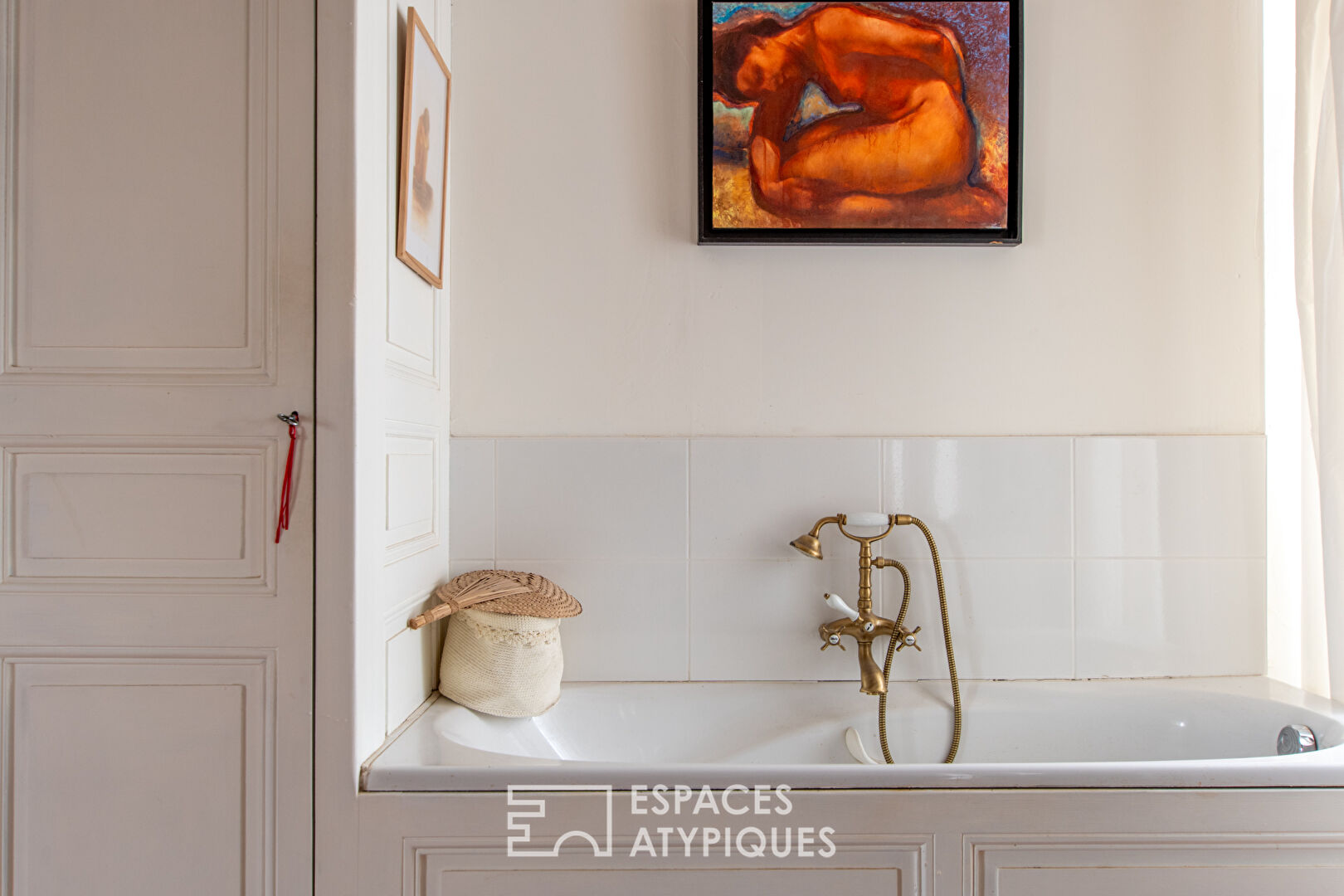 Mansion with timeless charm and its outbuildings