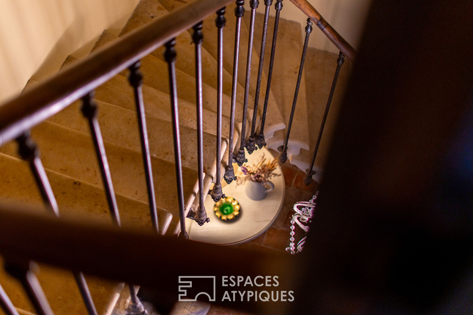 Mansion with timeless charm and its outbuildings