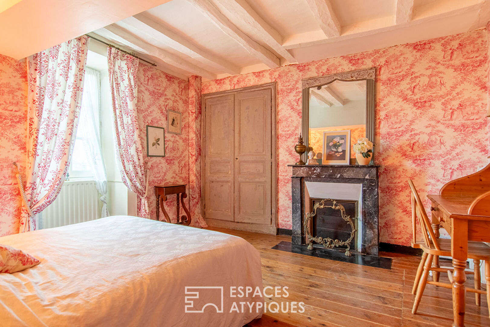 Mansion with timeless charm and its outbuildings