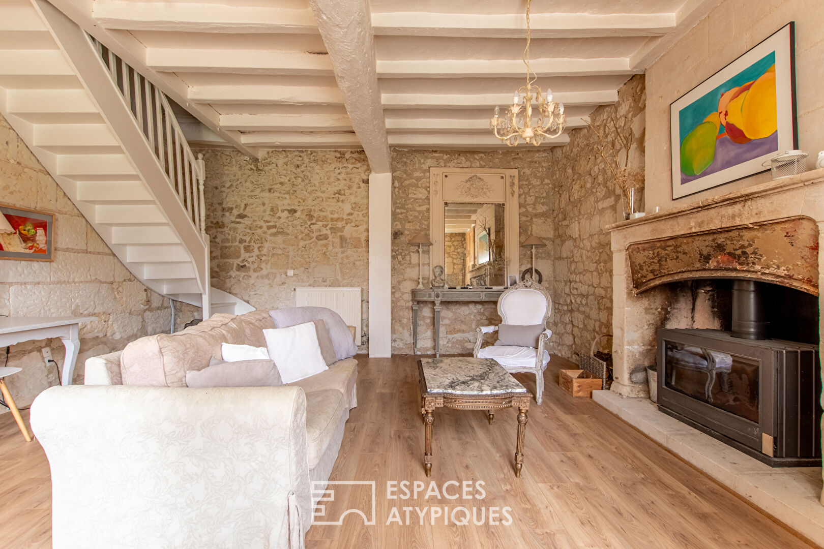 Mansion with timeless charm and its outbuildings