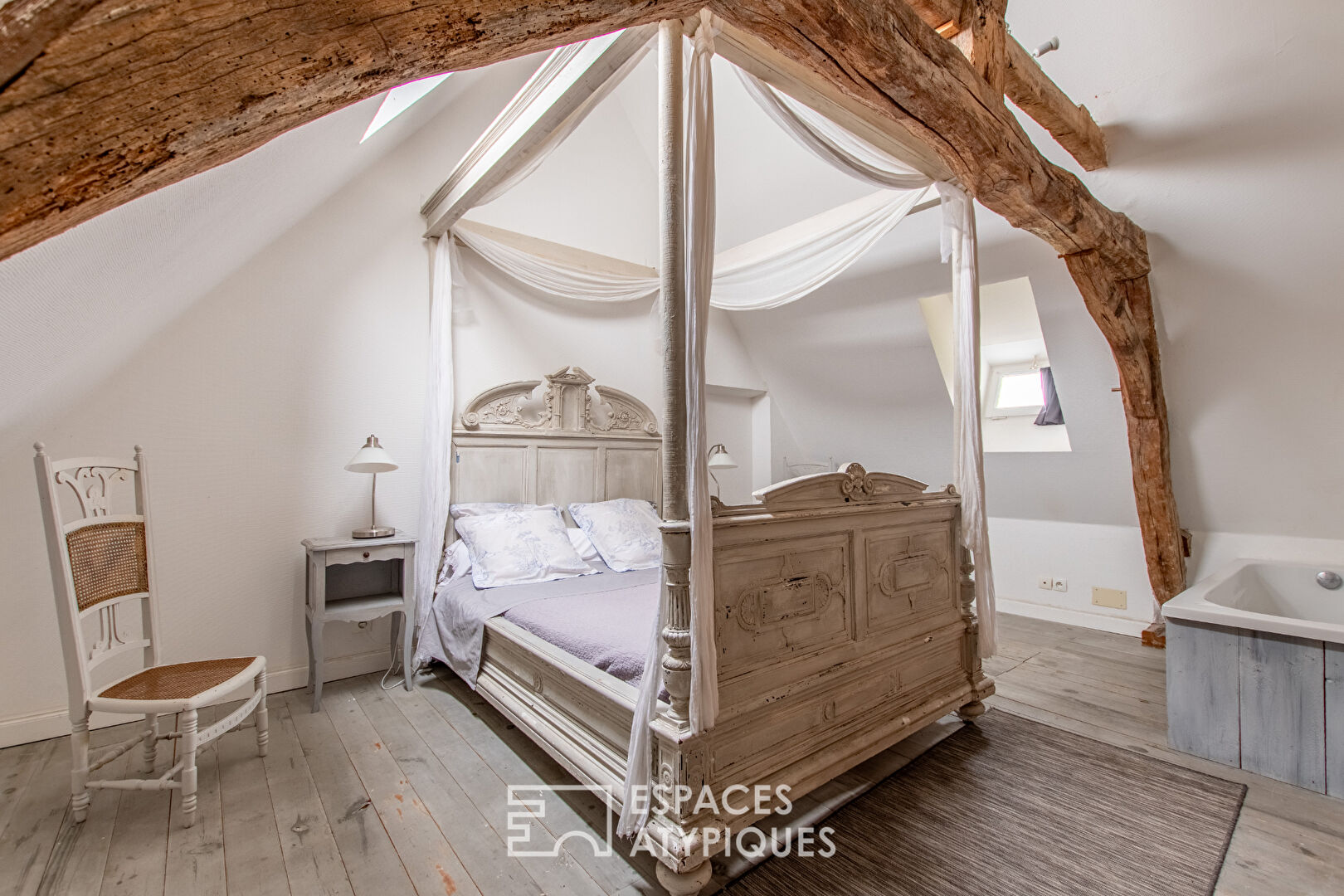 Mansion with timeless charm and its outbuildings