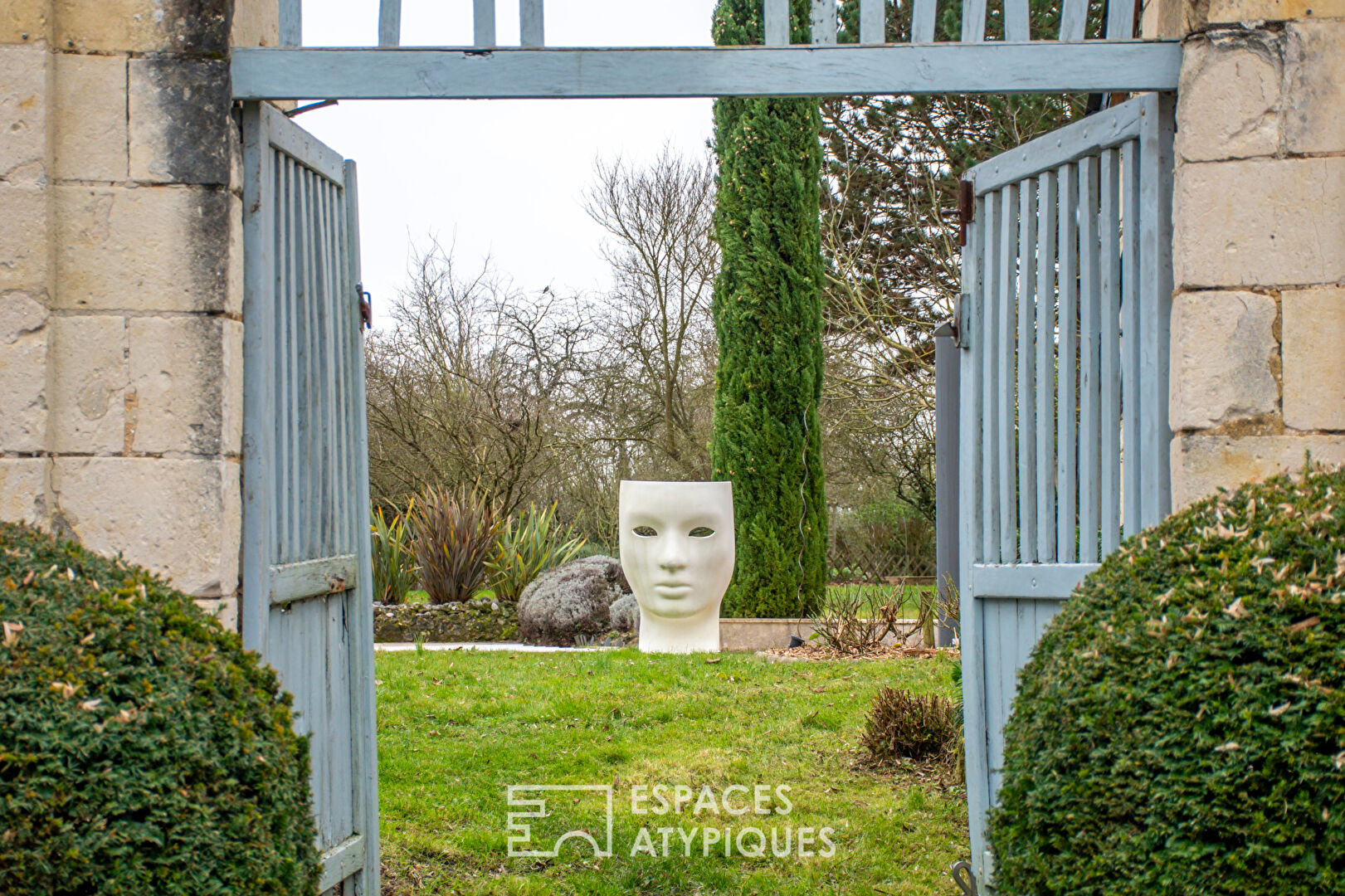 Mansion with timeless charm and its outbuildings