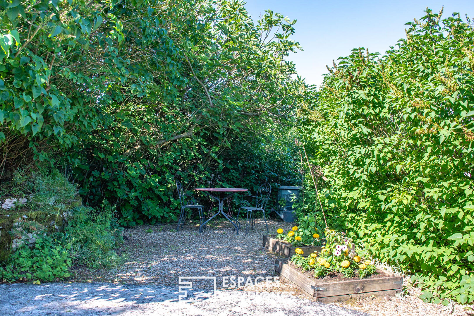 Semi-troglodyte house with garden and Loire view