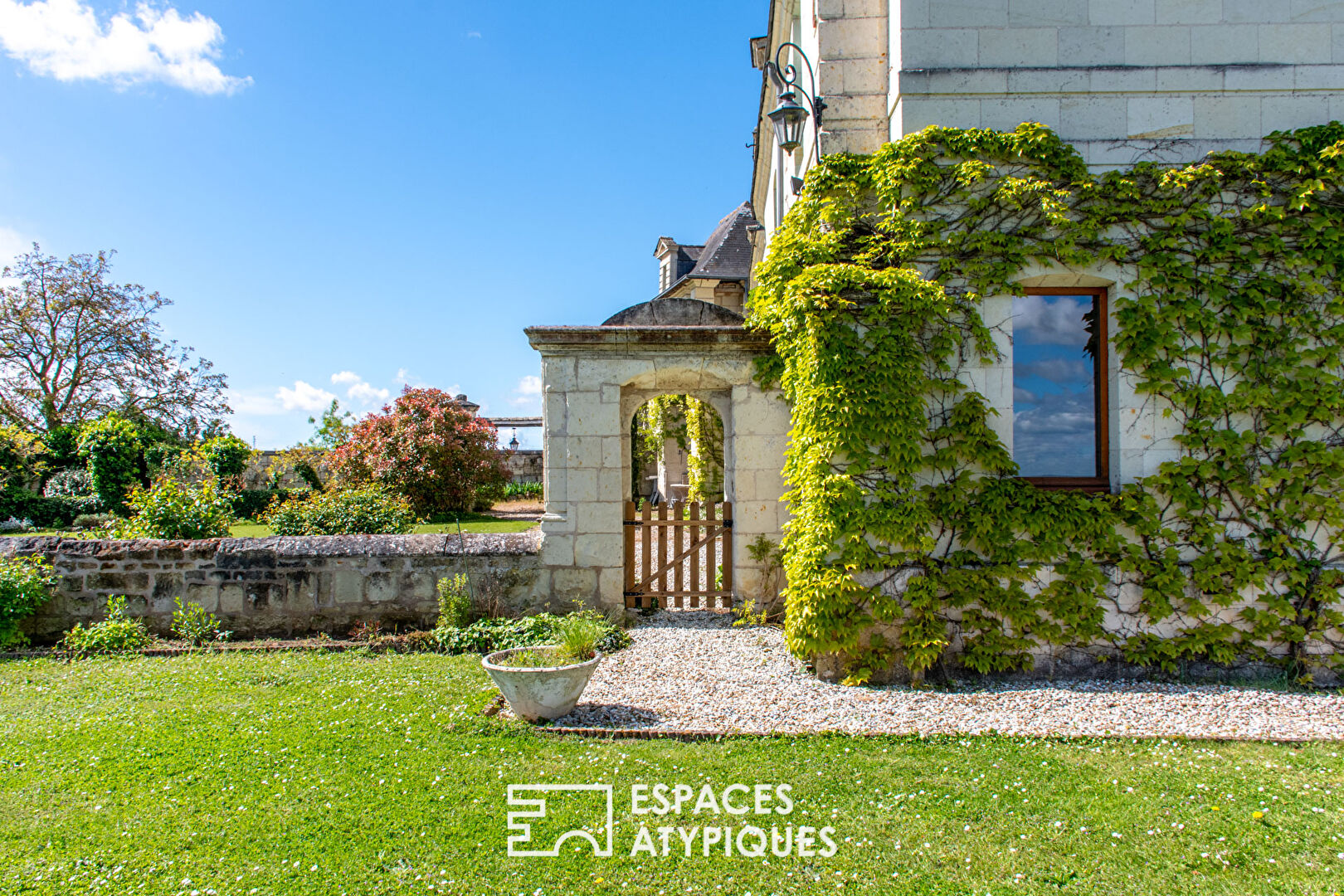 17th and 18th century stately property overlooking the Loire