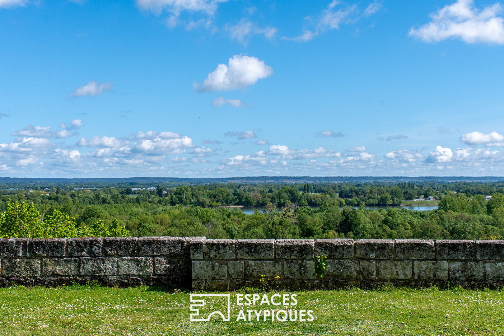 Propriété seigneuriale du XVIIe et XVIIIe siècles surplombant la Loire