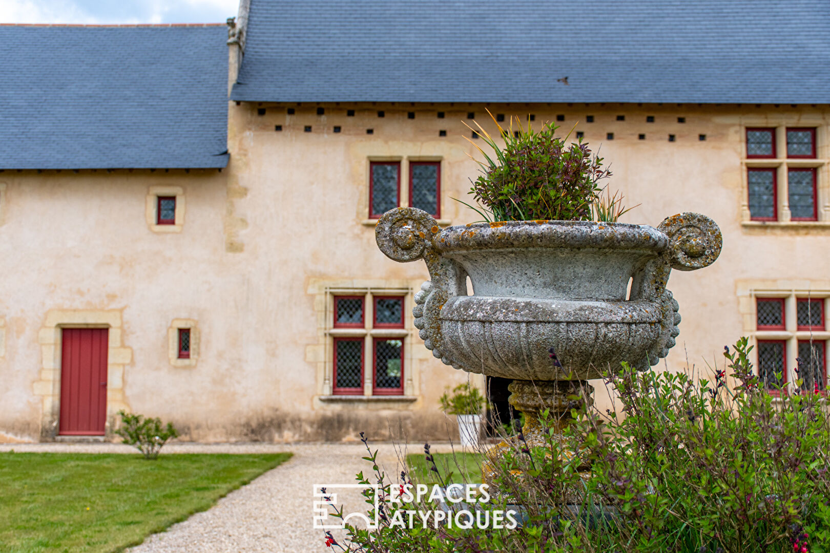 Majestic 15th century manor house in its park