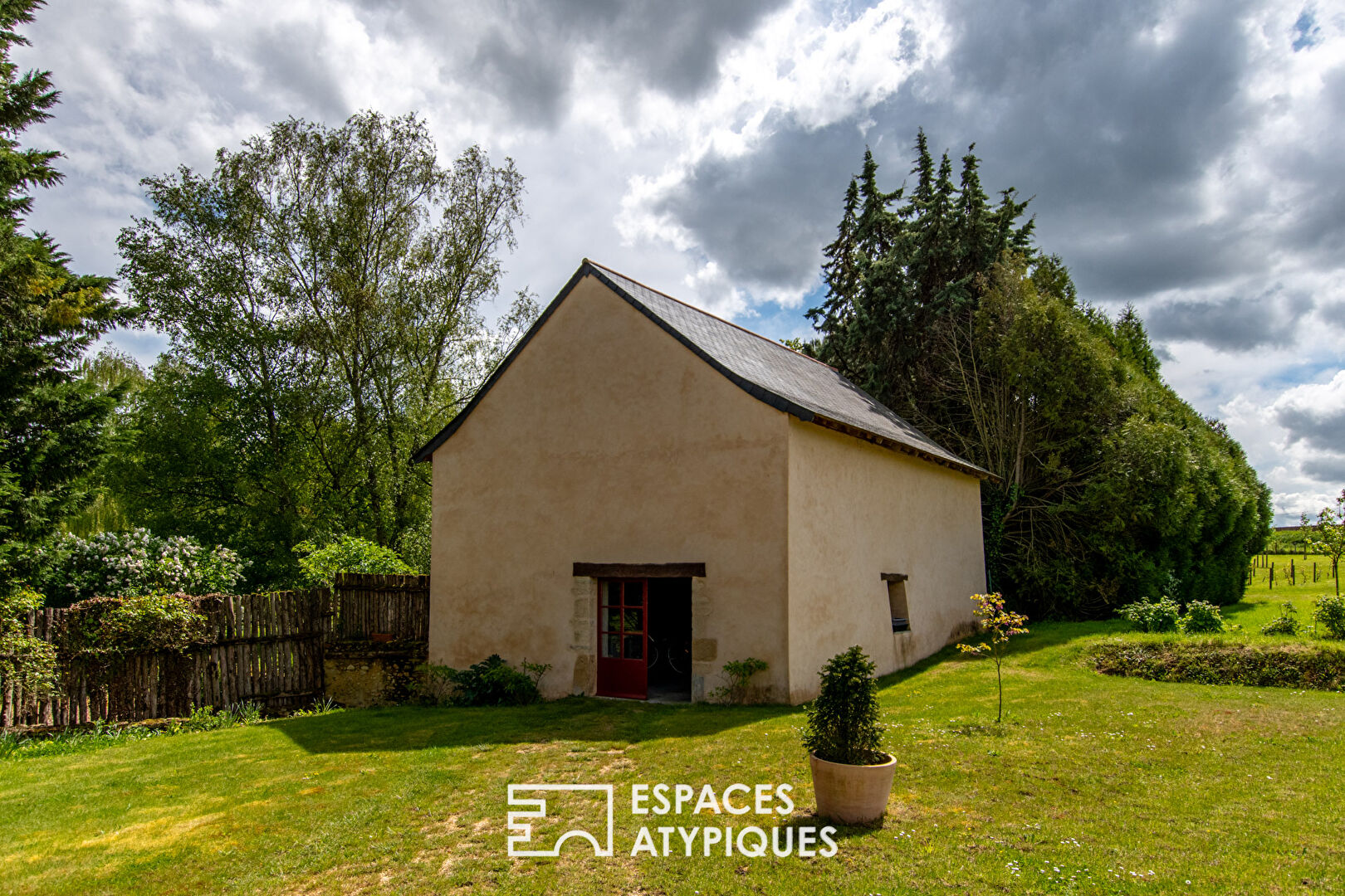 Majestueux manoir du XVe siècle dans son parc