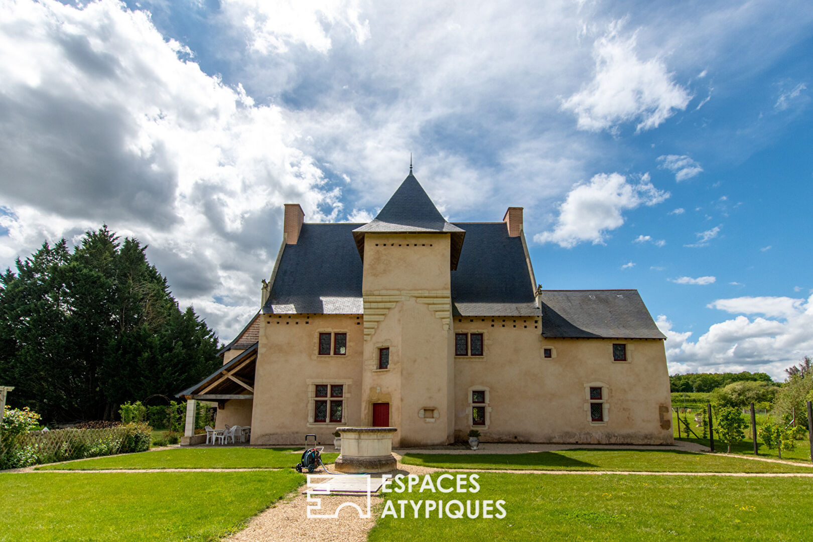 Majestueux manoir du XVe siècle dans son parc